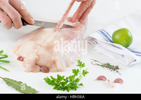 Alcune fette di rana pescatrice su sfondo bianco Foto Stock