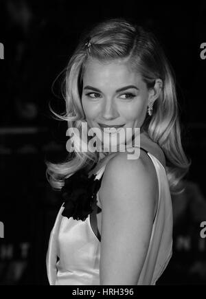 Sienna Miller ( Immagine Altered digitalmente a monocromatica ) assiste il Live di notte europea del film premiere al BFI SouthBank di Londra, 11 Jan 2017 Foto Stock