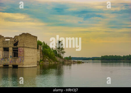 Case inondate di ex carcere. Rummu, Estonia Foto Stock