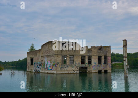 Case inondate di ex carcere. Rummu, Estonia Foto Stock