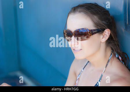 Modello rilasciato, Junge Frau mit Sonnenbrille - donna con sfumature Foto Stock