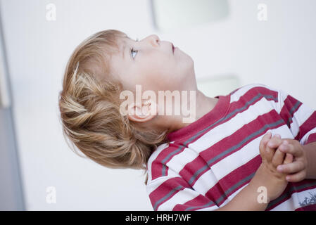 Modello rilasciato, Kleiner Junge blickt nach oben - little boy cercando Foto Stock