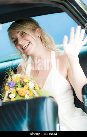 Modello rilasciato, Braut im Brautauto - sposa in auto nozze Foto Stock