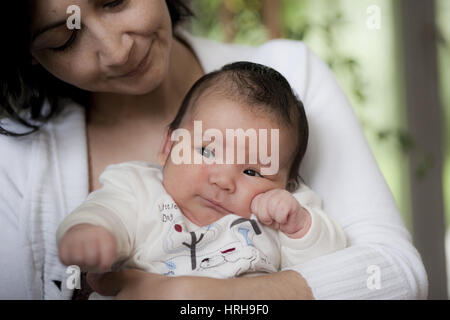 Modello rilasciato, Mutter mit Baby - Madre con bambino Foto Stock