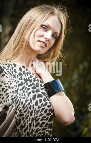 Modello rilasciato, Attraktive, blondhaarige Frau im Portrait - attraente, donna bionda in verticale Foto Stock