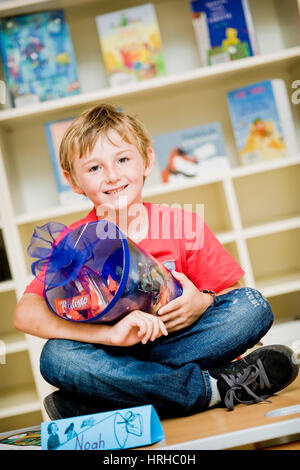 Schulanfaenger mit Schultuete - bambino scuola di avviamento Foto Stock