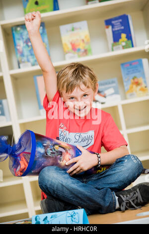 Schulanfaenger mit Schultuete - bambino scuola di avviamento Foto Stock