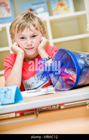 Schulanfaenger mit Schultuete - bambino scuola di avviamento Foto Stock