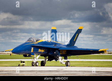 US Navy Blue Angels parcheggiato su asfalto Foto Stock
