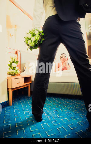 Brautpaar im Hotelzimmer - Matrimonio giovane nella camera di albergo Foto Stock
