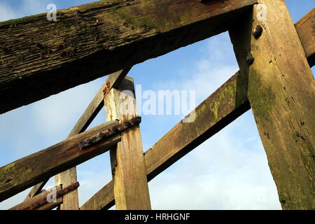 Struttura di frangionde in legno struttura sulla spiaggia di ciottoli, shot contro il cielo blu Foto Stock