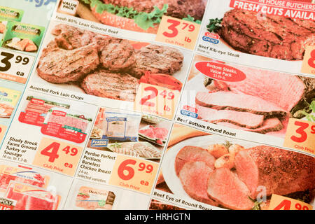 Negozio di alimentari / mailer coupon nel giornale - USA Foto Stock