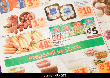 Negozio di alimentari / mailer coupon nel giornale - USA Foto Stock