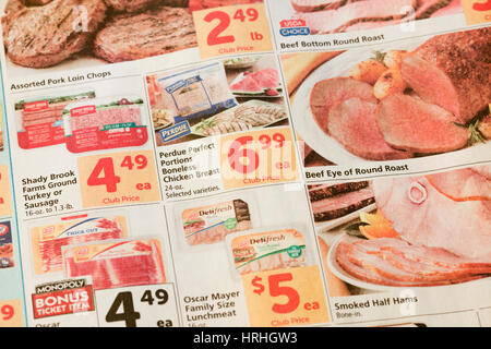 Negozio di alimentari / mailer coupon nel giornale - USA Foto Stock