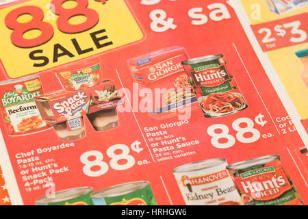 Negozio di alimentari / mailer coupon nel giornale - USA Foto Stock