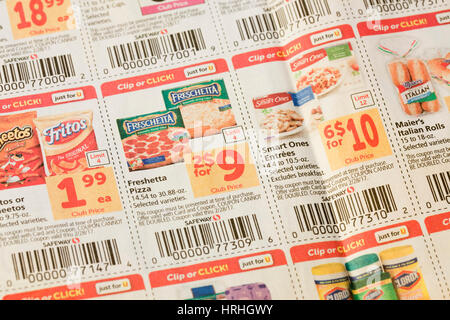 Negozio di alimentari / mailer coupon nel giornale - USA Foto Stock