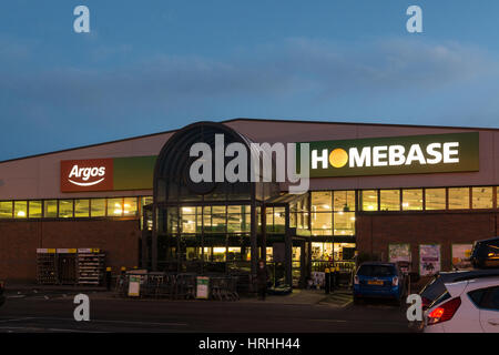 Homebase DIY superstore con concessione di Argos, Milngavie, Glasgow, Scotland, Regno Unito - la sera tardi Foto Stock