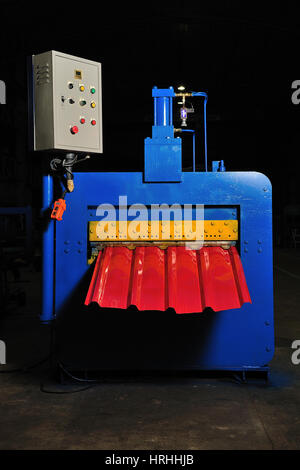 Macchina per la laminazione il foglio di acciaio in magazzino, di acciaio laminato a freddo la bobina Foto Stock