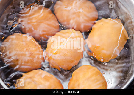 Le uova in acqua bollente nella teglia sul piano di cottura elettrico Foto Stock