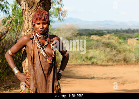 TURMI, Valle dell'Omo, Etiopia - Luglio 29: Ritratto di donna da Hamer persone in appoggio sotto l'albero in transito per il mercato locale in Turmi, Om Foto Stock
