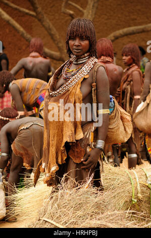 TURMI, Valle dell'Omo, Etiopia - Luglio 29: Ritratto di donna da Hamer persone sul mercato locale in Turmi, valle dell'Omo nel Luglio 29, 2013 Foto Stock