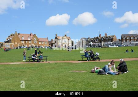 HUNSTANTON NORFOLK REGNO UNITO 17 Aprile 2016: la gente su theGreen a Hunstanton godendo il sole Foto Stock