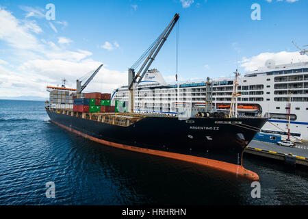 Nave da carico di ancoraggio nel porto di Ushuaia, Tierra del Fuego, Argentina Foto Stock