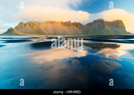 Montare Vestrahorn avvolte in nuvole di sunrise, Stokksnes, Islanda, regioni polari Foto Stock