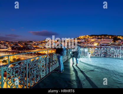 Vista crepuscolo dell'Elevador de Santa Justa view point, Lisbona, Portogallo Foto Stock