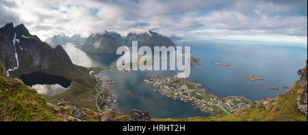 Panorama del lago blu mare e incorniciata da picchi rocciosi, Reinebringen, Moskenesoya, Isole Lofoten in Norvegia e Scandinavia Foto Stock
