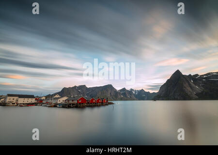 L'estate tramonto di notte sul villaggio di pescatori e di Mare Freddo, Hamnoy, Moskenesoya, Nordland county, Isole Lofoten in Norvegia Foto Stock