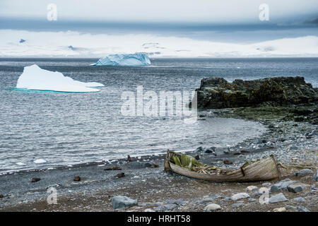 Vecchia barca da carico sulle rive di Half Moon Island, a sud le isole Shetland, Antartide, regioni polari Foto Stock