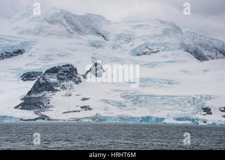 Glacier appeso sulle rocce di incoronazione isola, a sud delle Isole Orkney, Antartide, regioni polari Foto Stock