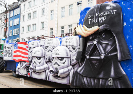 Düsseldorf, Germania. Il 27 febbraio 2017. Donald Trump raffigurato come Darth Vader con Stormtroopers, Star Wars. Sfilata di Carnevale il Martedì Grasso lunedì (Rosenmontag) di Düsseldorf, Renania settentrionale-Vestfalia (Germania). Foto Stock