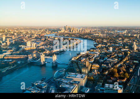 Alta vista sullo skyline di Londra lungo il Tamigi da Tower Bridge a Canary Wharf, London, England, Regno Unito Foto Stock