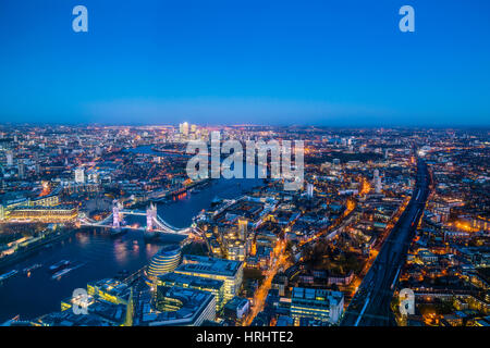 Alta vista sullo skyline di Londra al tramonto lungo il fiume Tamigi da Tower Bridge a Canary Wharf, London, England, Regno Unito Foto Stock