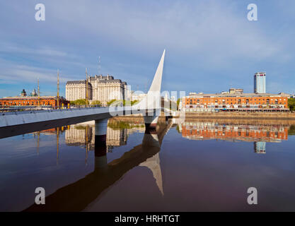 Vista del Puente de la Mujer in Puerto Madero, città di Buenos Aires, Provincia di Buenos Aires, Argentina Foto Stock