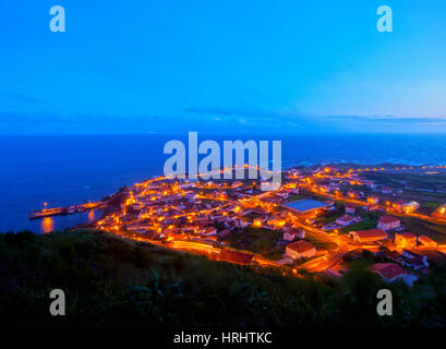 Vista crepuscolo della Vila do Corvo, Corvo, Azzorre, Portogallo, Atlantico Foto Stock