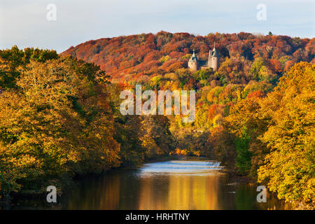 Castello Coch (Castell Coch) (Il Castello Rosso) in autunno, Tongwynlais, Cardiff Wales, Regno Unito Foto Stock