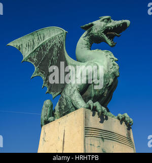 LJUBLJANA, Slovenia - 19 febbraio 2017: Statua sulla Dragon ponte sul fiume Ljubljanica a Lubiana, capitale della Slovenia. Esso è stato originariamente chiamato Foto Stock