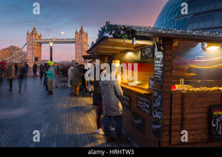 Mercato di Natale, la paletta e il Tower Bridge, South Bank di Londra, England, Regno Unito Foto Stock