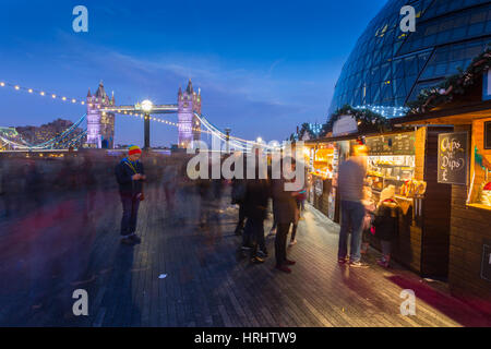 Mercato di Natale, la paletta e il Tower Bridge, South Bank di Londra, England, Regno Unito Foto Stock