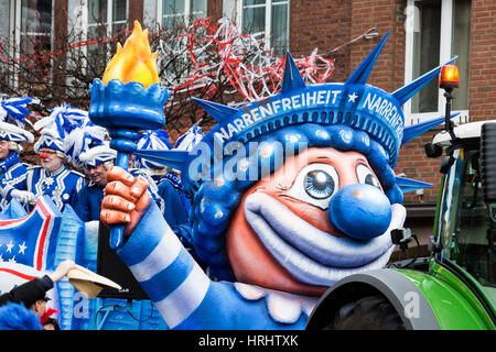 Düsseldorf, Germania. Il 27 febbraio 2017. Sfilata di Carnevale il Martedì Grasso lunedì (Rosenmontag) di Düsseldorf, Renania settentrionale-Vestfalia (Germania). Foto Stock