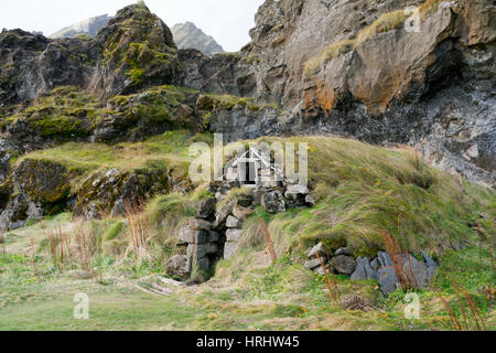 Tappeto erboso tradizionale con tetto in casa a Drangshlid, vicino Skogar, Islanda, regioni polari Foto Stock