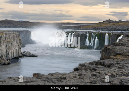 Selfoss cascata al crepuscolo, Islanda, regioni polari Foto Stock