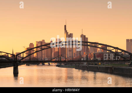 Vista sul fiume principale al quartiere finanziario, skyline di Francoforte Hesse, Germania Foto Stock