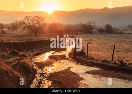 Nebbioso e gelido tramonto su un vicolo del paese in inverno, Castleton, Parco Nazionale di Peak District, Hope Valley, England, Regno Unito Foto Stock