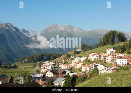 Cielo blu sul villaggio alpino di Ftan circondato da picchi rocciosi, Inn Distretto del Cantone dei Grigioni, Engadina, Svizzera Foto Stock