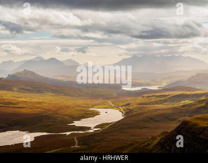 Vista da Storr verso il Loch Leathan, Isola di Skye, Ebridi Interne, Scotland, Regno Unito Foto Stock