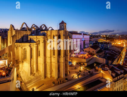 Twilight vista del Carmo Convento, Lisbona, Portogallo Foto Stock